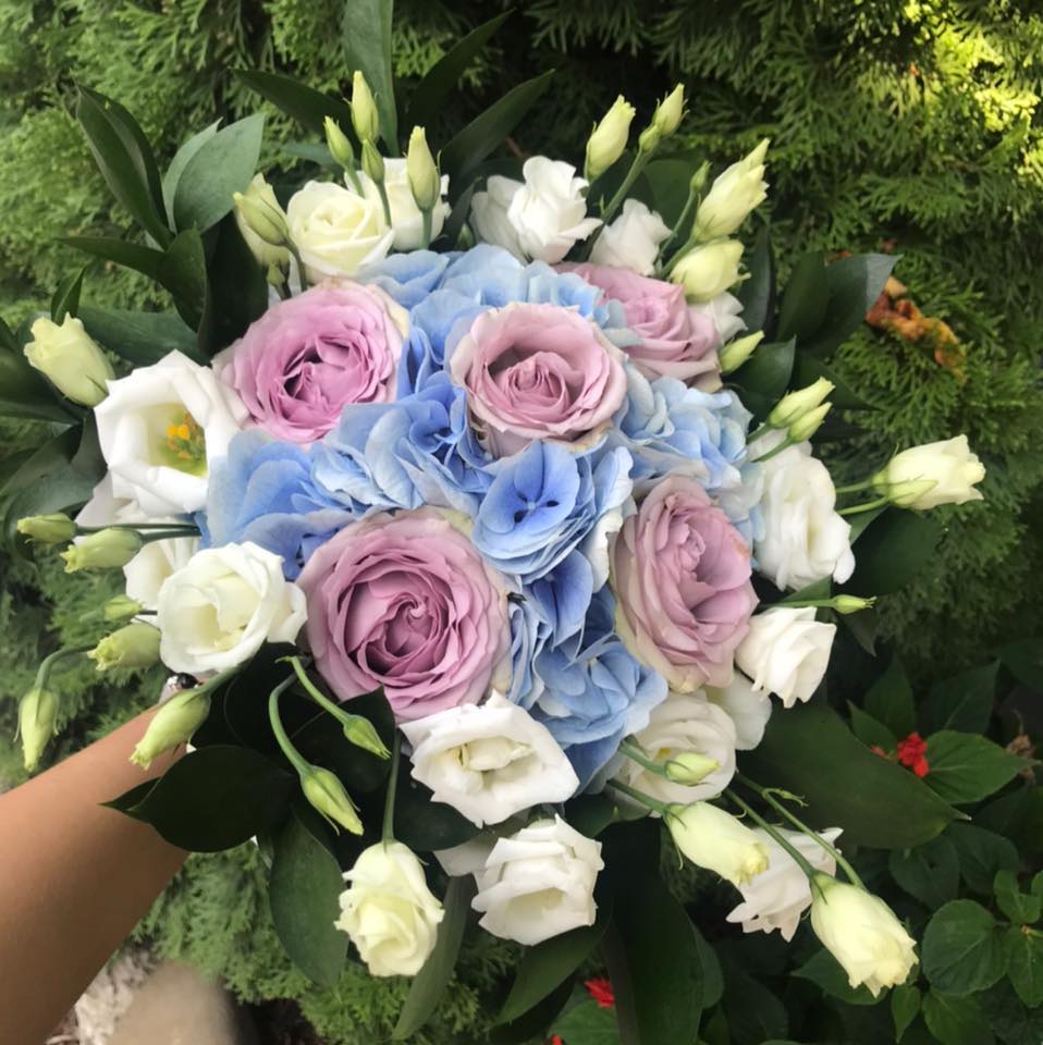 Detaliu decor floral botez cu elemente ludice si flori proaspete, design personalizat pentru cristelnita si mese invitati - PIM MOOD Events